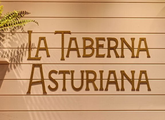 nombre de la taberna asturiana en la pared