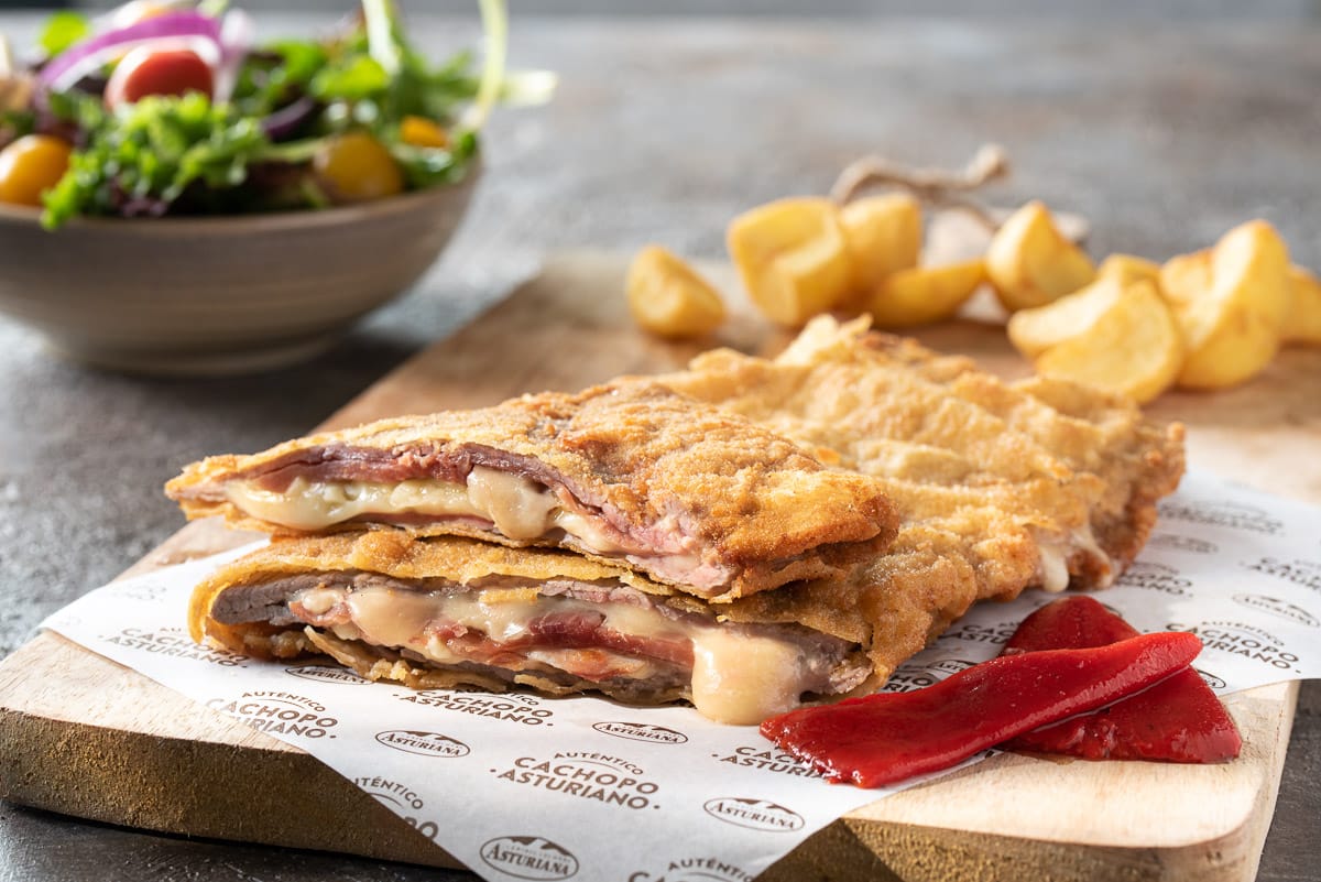 Cachopo asturiano servido en La Taberna Asturiana